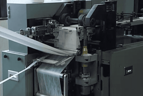 1) Stack three layers of nonwoven material steamed together through the machine.