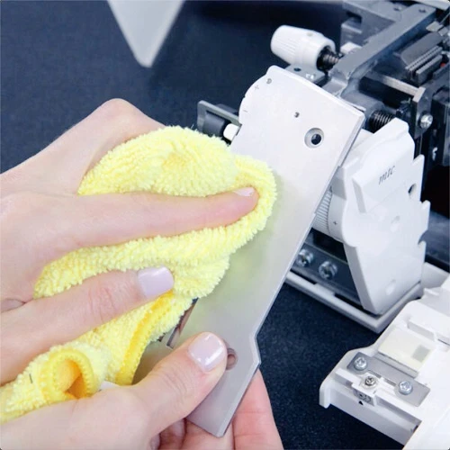 Please clean the plush and cloth scraps on the overlock sewing machine regularly (or after each use) Please clean the plush and cloth scraps on the overlock sewing machine regularly (or after each use)